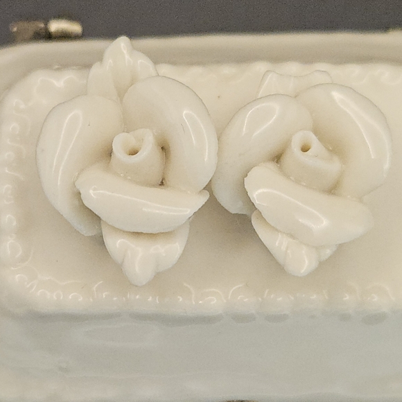 Porcelain Ceramic Floral Trinket Box - Picture 6 of 7